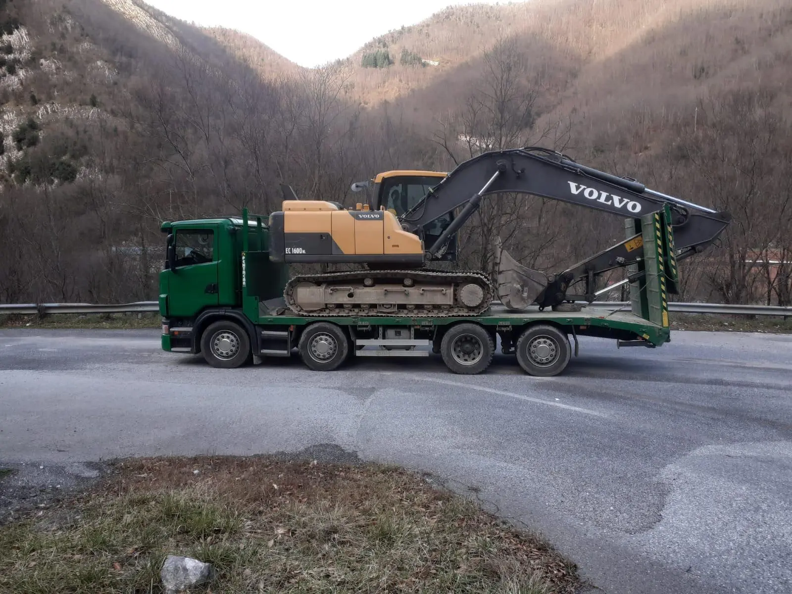Camion Scania 4 assi con pianale e rampe per trasporto
